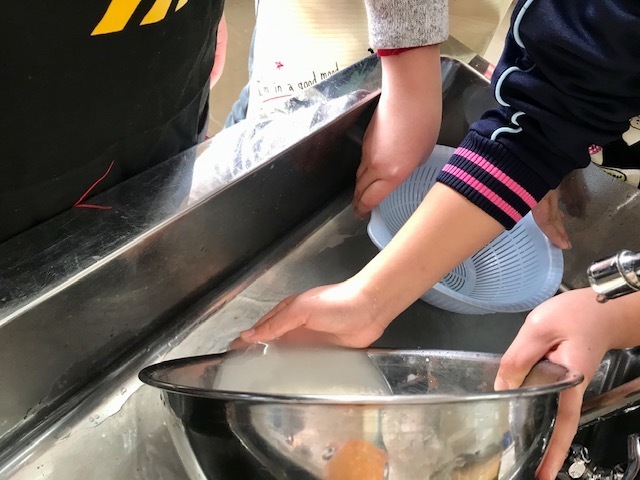5年2組家庭科『ご飯とみそ汁』: ちとせ小学校ブログ 5年2組家庭科『ご飯とみそ汁』: ちとせ小学校ブログ